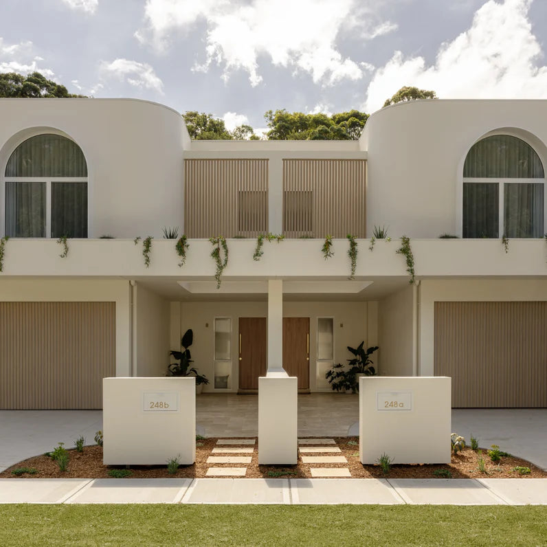Milkcan Geneva Parcel Fence/Brick Letterbox