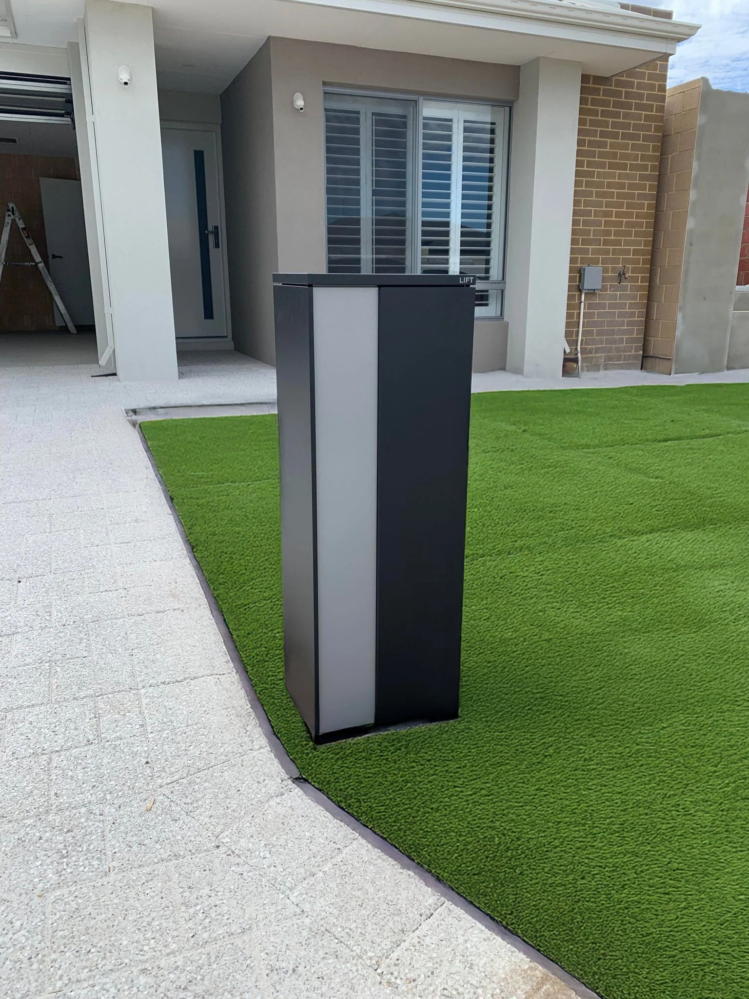 Milkcan Ascot Parcel & Mail Pillar