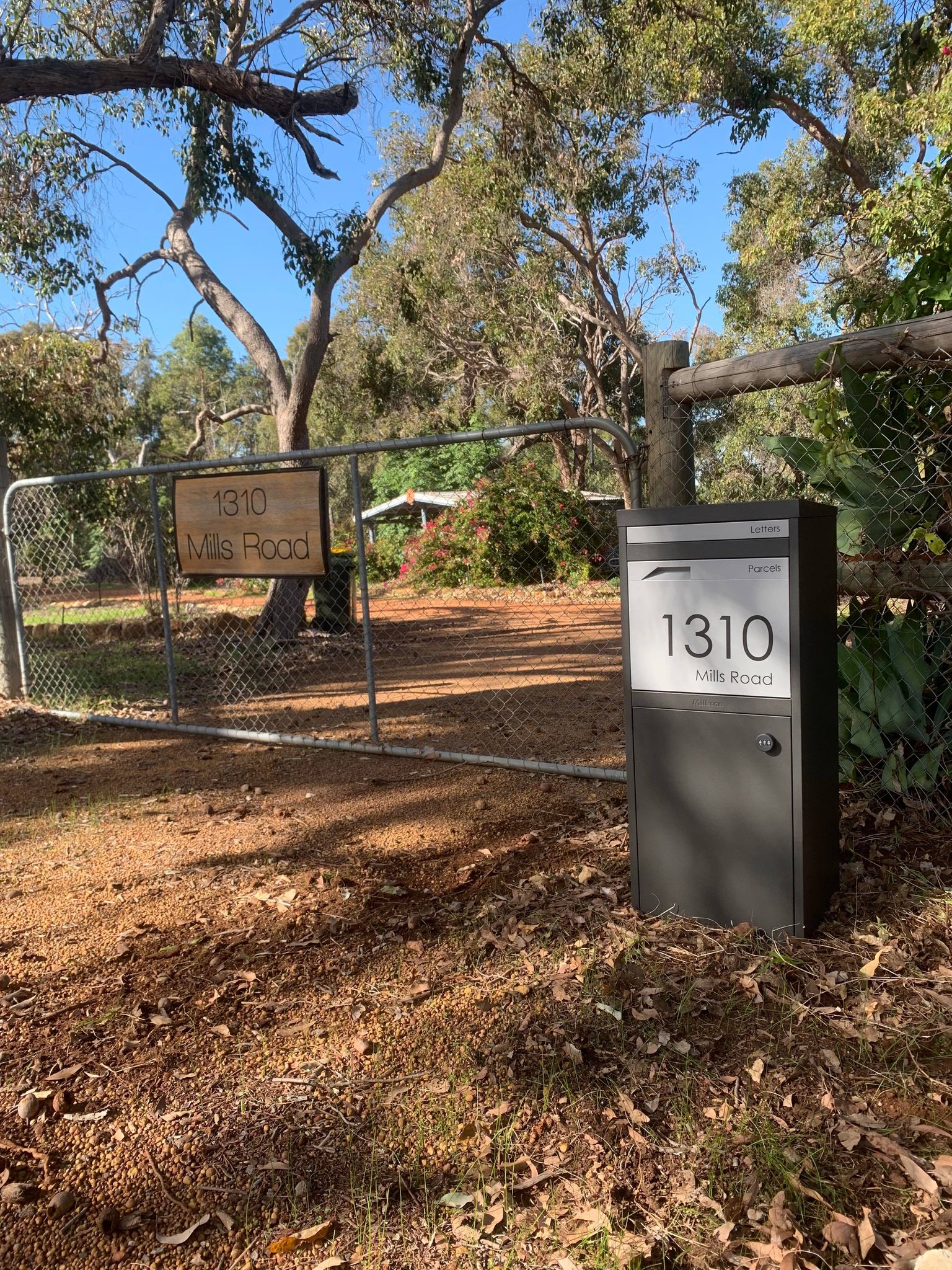 Milkcan Parcel Pal 2 Parcel & Mail Pillar