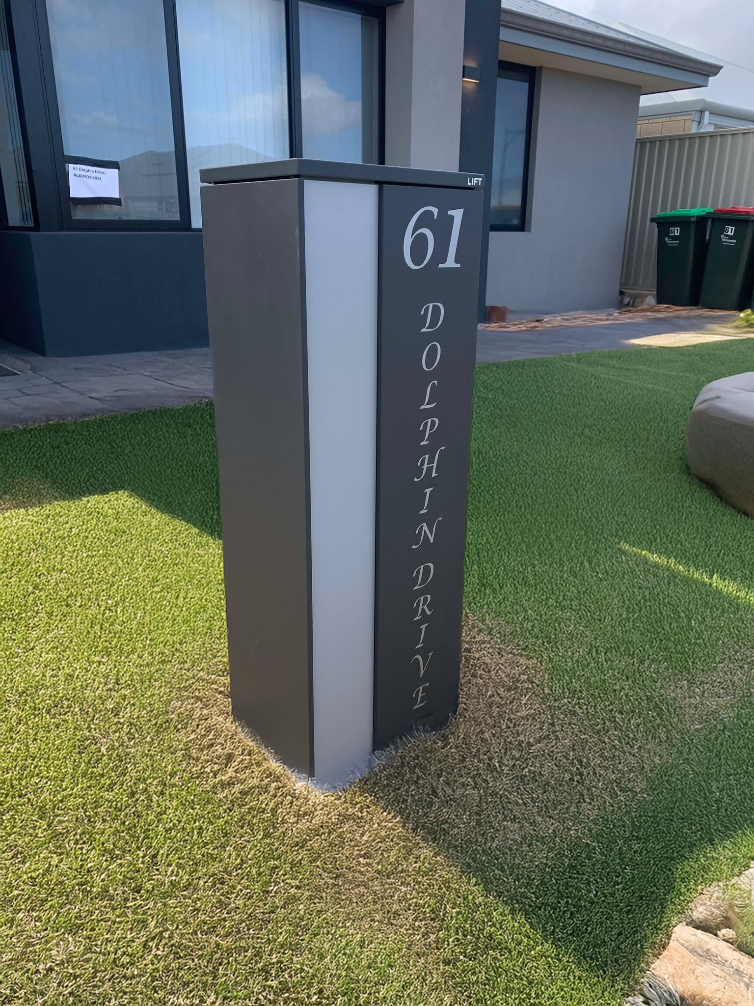 Milkcan Ascot Parcel & Mail Pillar