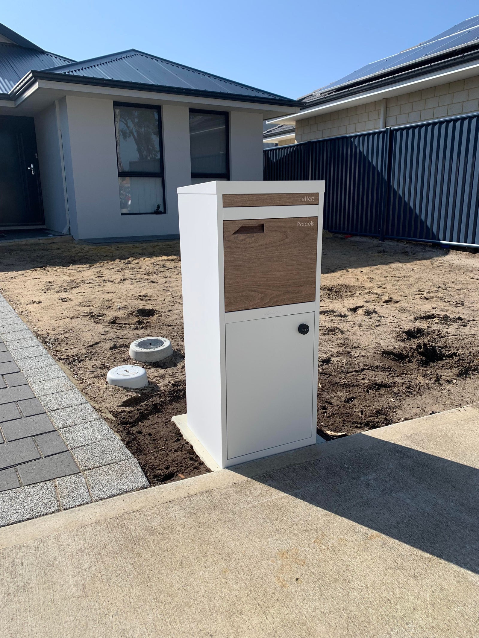 Milkcan Parcel Pal 2 Parcel & Mail Pillar