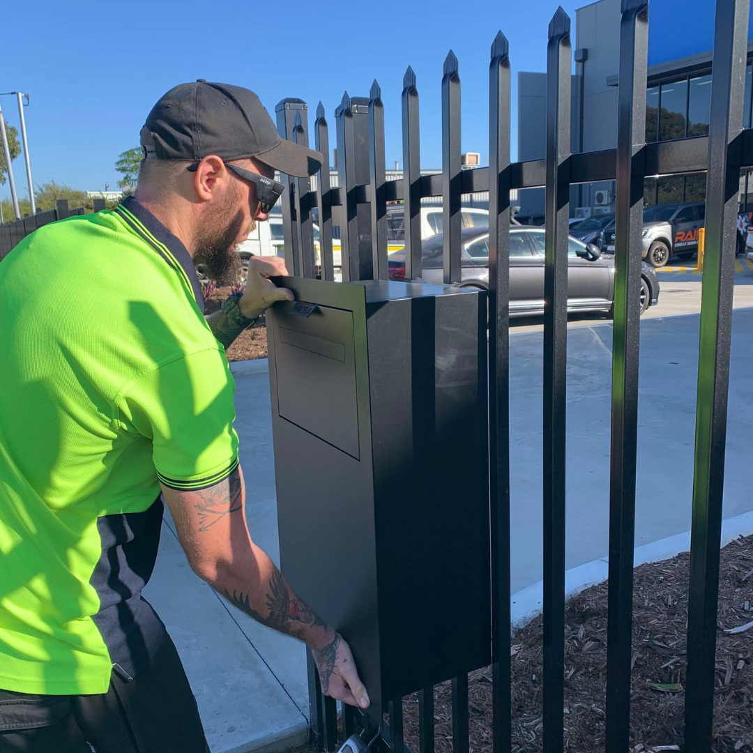 Installation Zurich Parcel &amp; Mail (inc Custom Zurich Installation Flange)