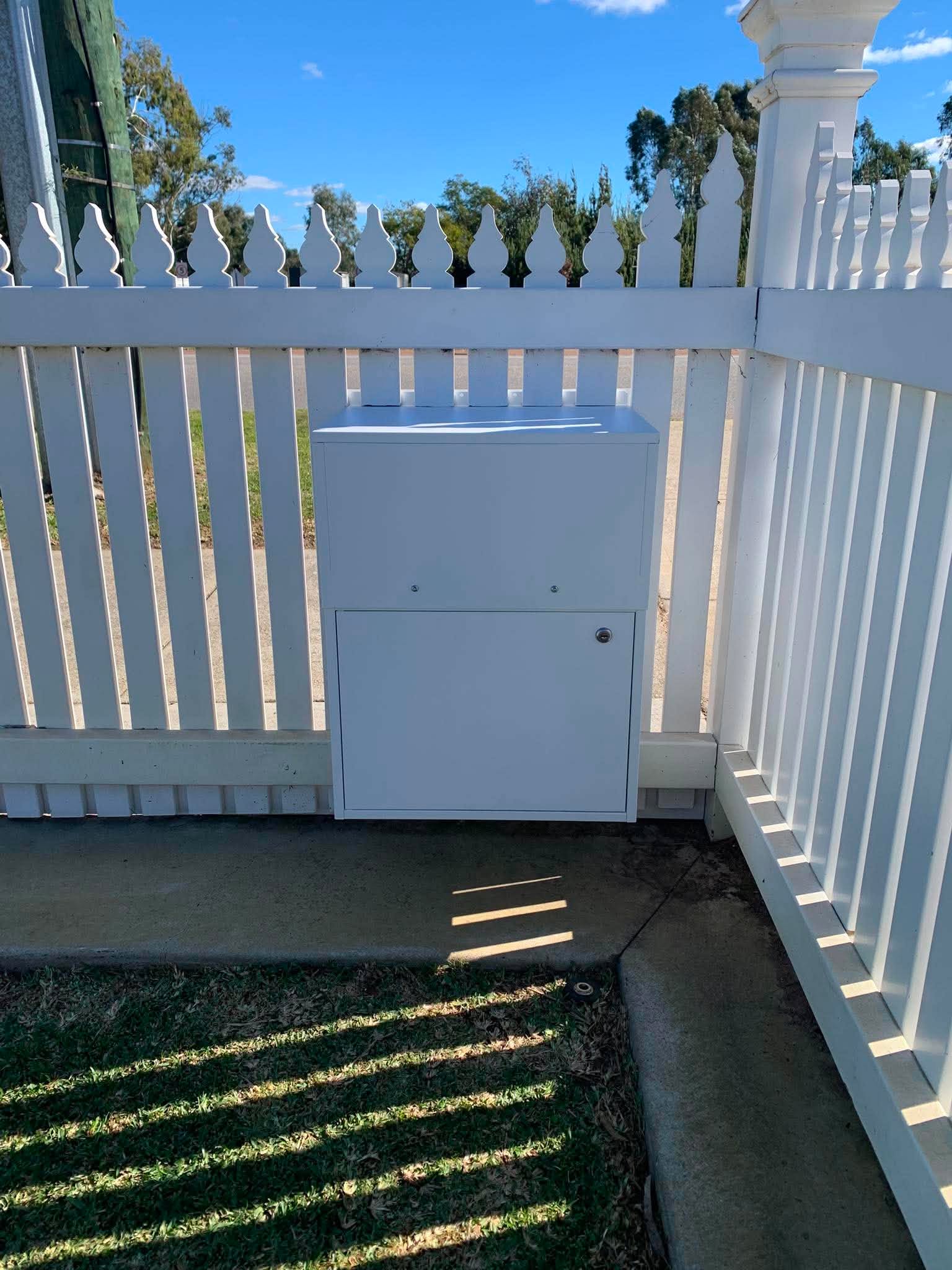 Milkcan Geneva Parcel Fence/Brick Letterbox