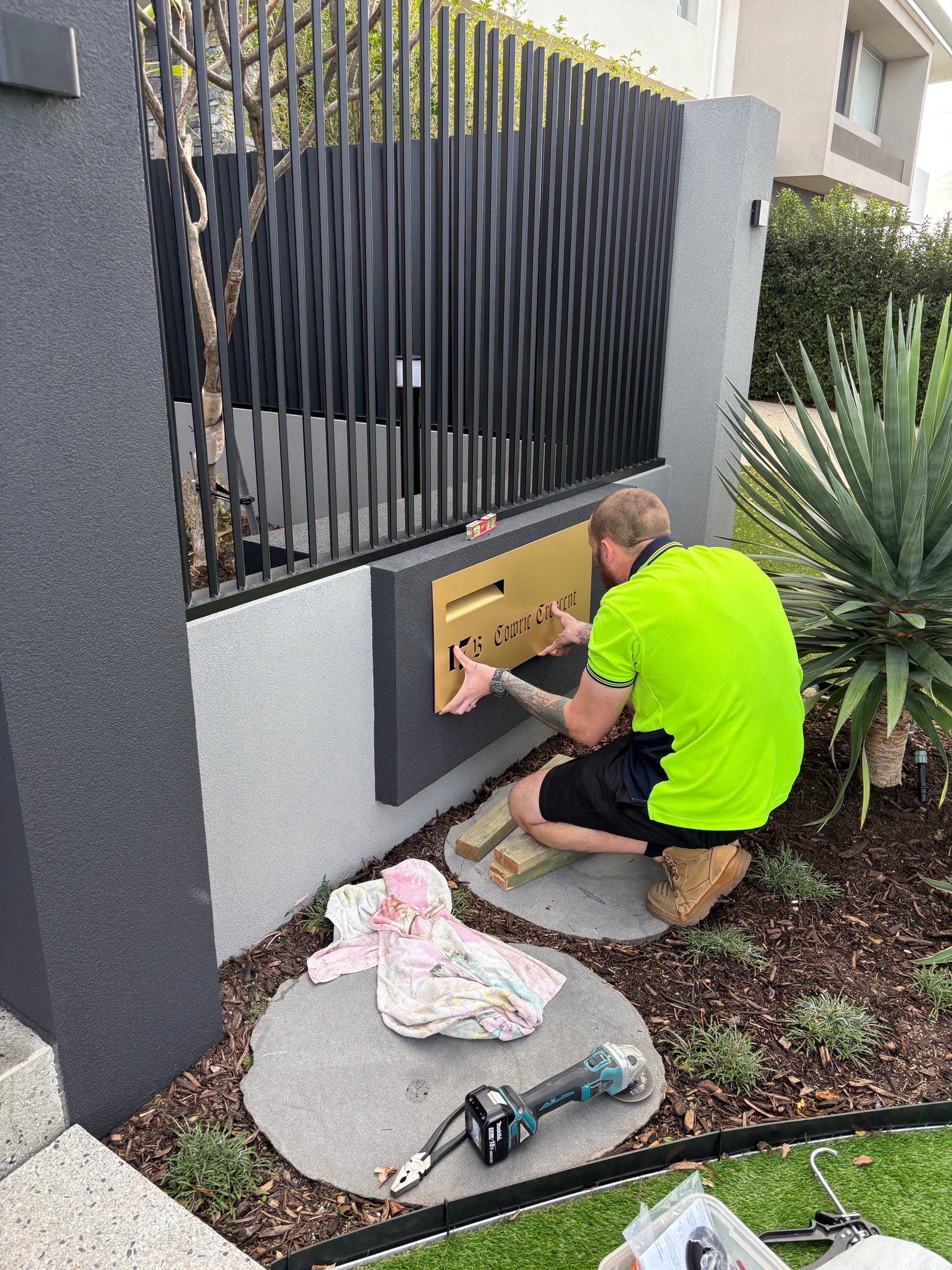 Installation Letterbox Faceplate