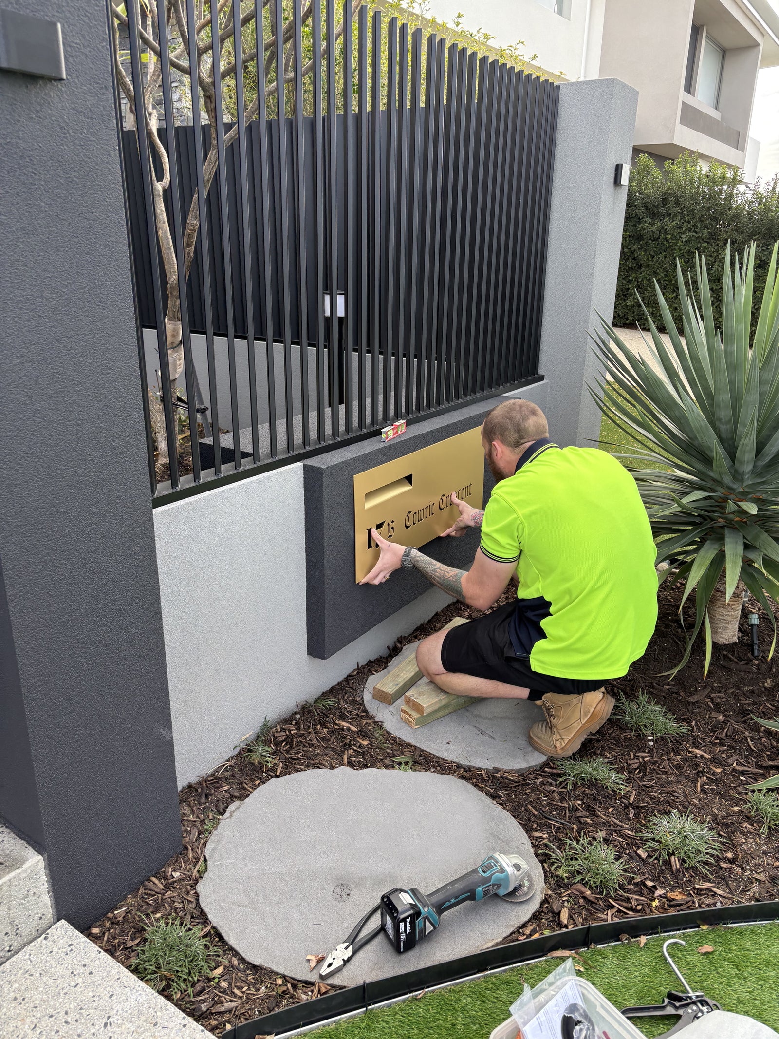 Installation Letterbox Faceplate