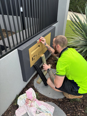 Installation Letterbox Faceplate