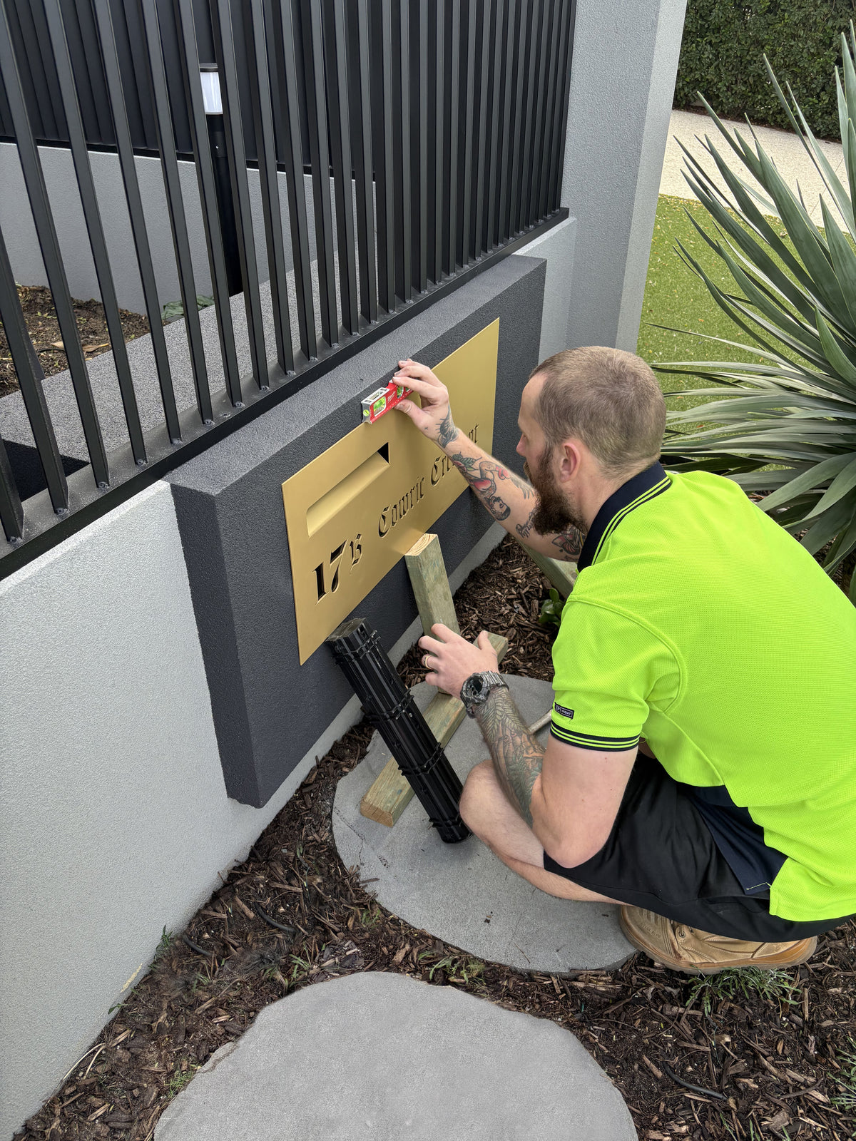 Installation Letterbox Faceplate
